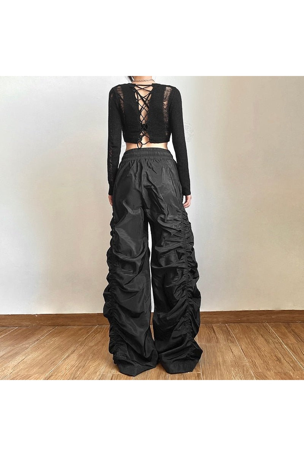 Alternatif kesimiyle şık ve rahat pantolon modeli.