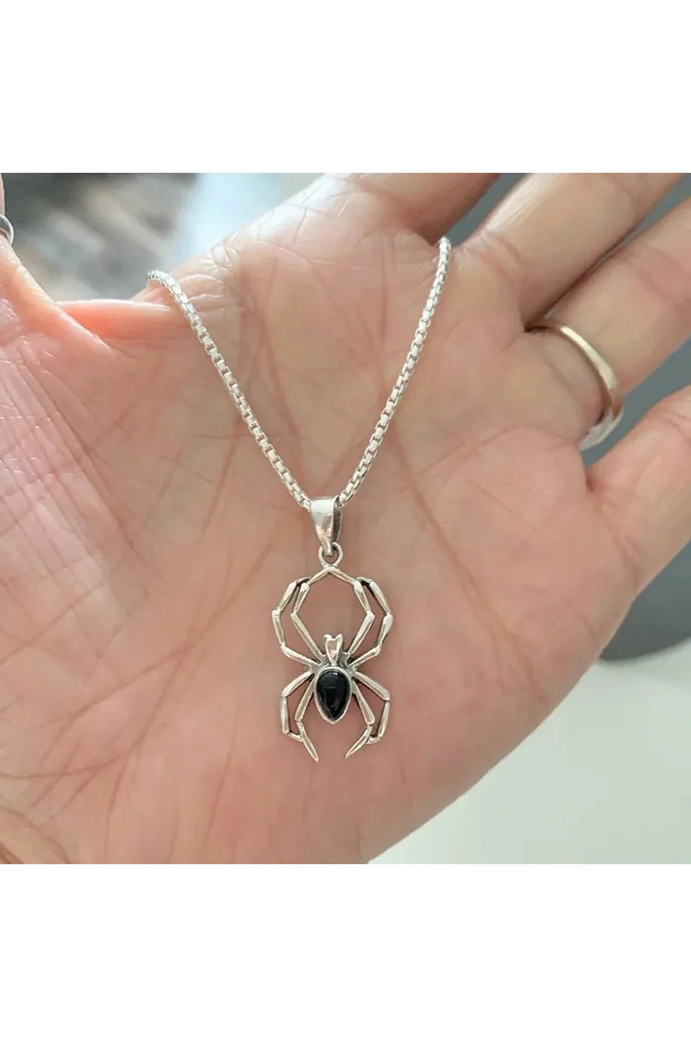 Arachne'nin dokuma sanatına övgü niteliğinde zarif kolye.