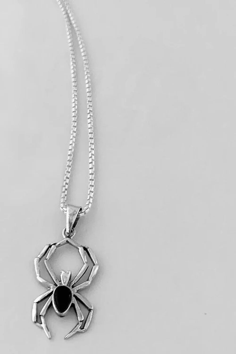 Arachne'nin sanat dolu fısıltılarını yansıtan kolye tasarımı.