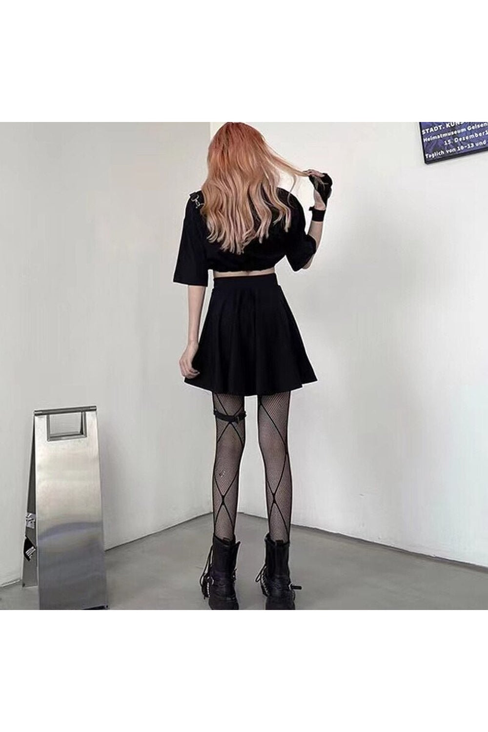Siyah gotik etek, zamansız ve şık bir seçenek.