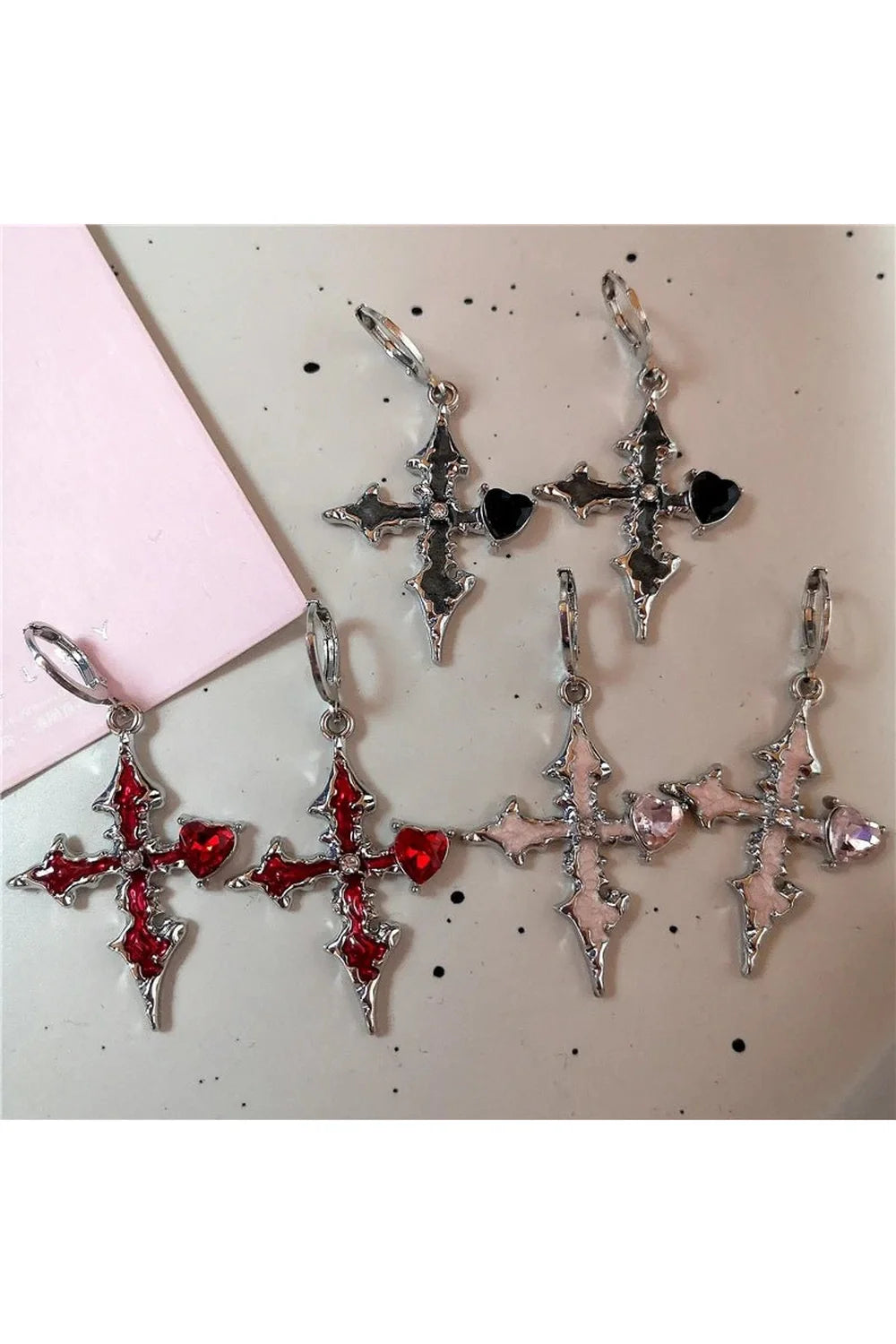 Gotik tarzda tasarlanmış, kan taşı detaylı haç küpe.