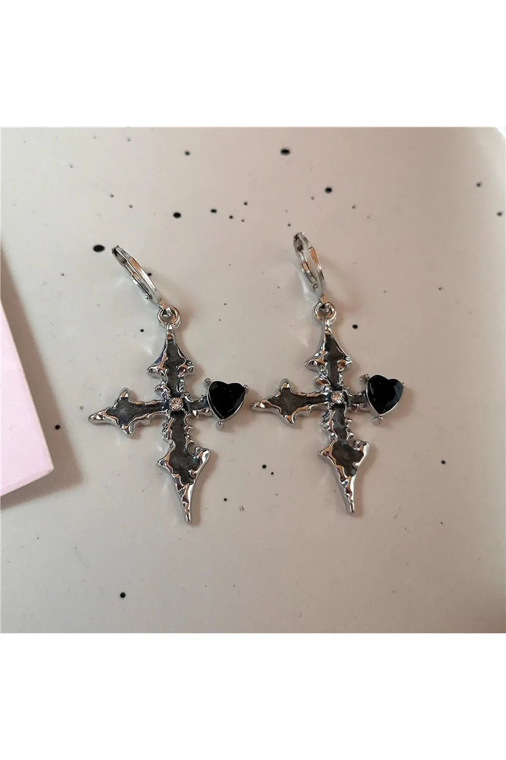 Koyu tonlarda kan taşıyla süslenmiş Gotik haç küpe.