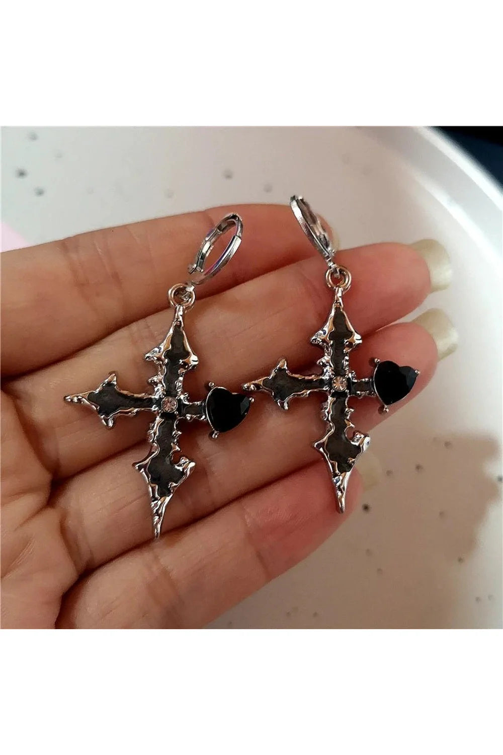 Gotik tarzda kan taşı detaylı haç küpe.