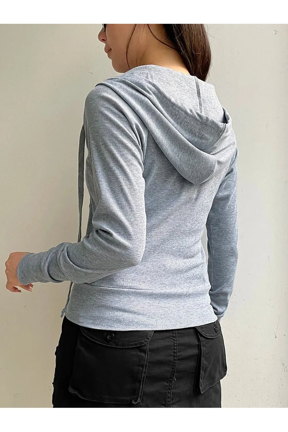 Sonbahar esintilerini yansıtan şık fermuarlı hoodie modeli.