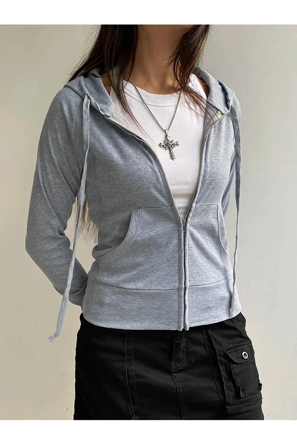 Sonbahar temasını yansıtan şık fermuarlı hoodie tasarımı.