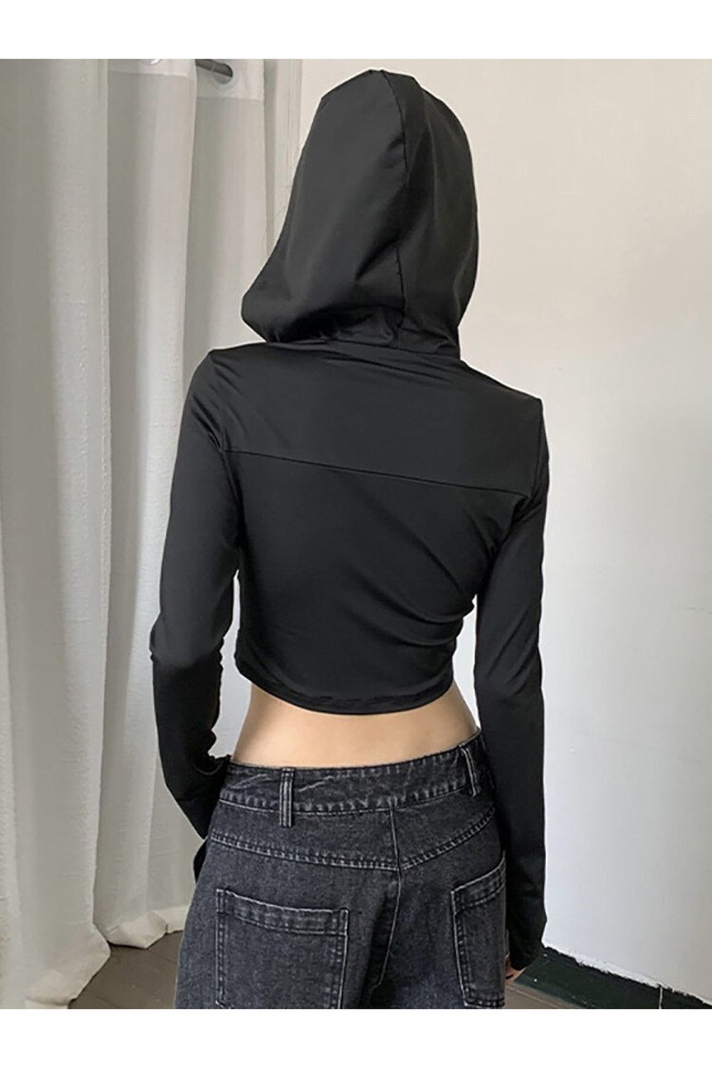 Sonbaharın esintilerini yansıtan Siber Gotik Crop Hoodie. Büyüleyici detaylarla gothic tarzını modernleştiriyor.