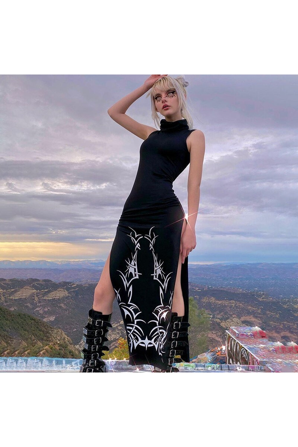 Karanlık yırtmaçlı gotik elbise, mistik atmosferiyle büyüler.