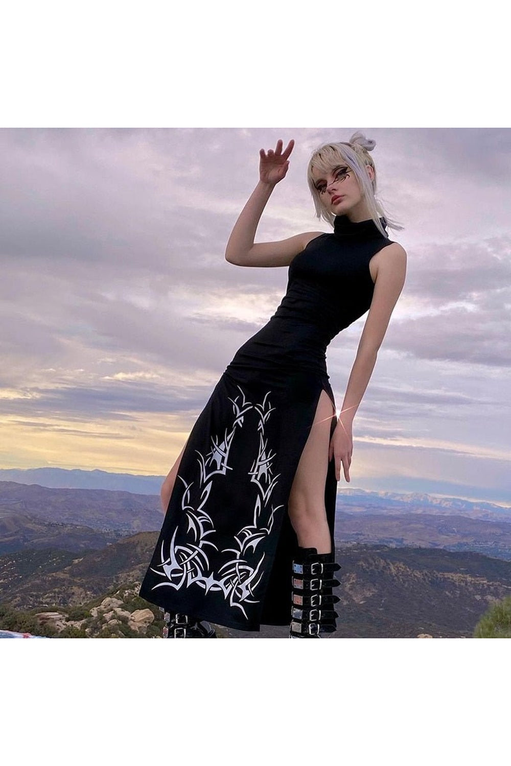 Karanlık Yırtmaçlı Gotik Elbise, gizemli ve cesur.
