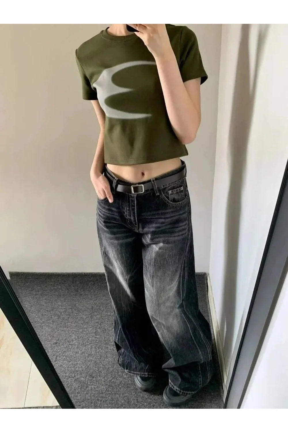 Sonbaharın esintisini yansıtan yırtık detaylı vintage kot pantolon.