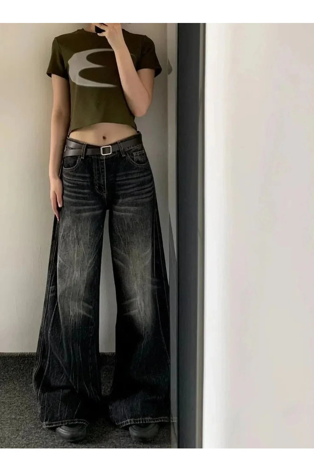 Sonbaharın esintisini yansıtan yırtık vintage tarzı kot pantolon.