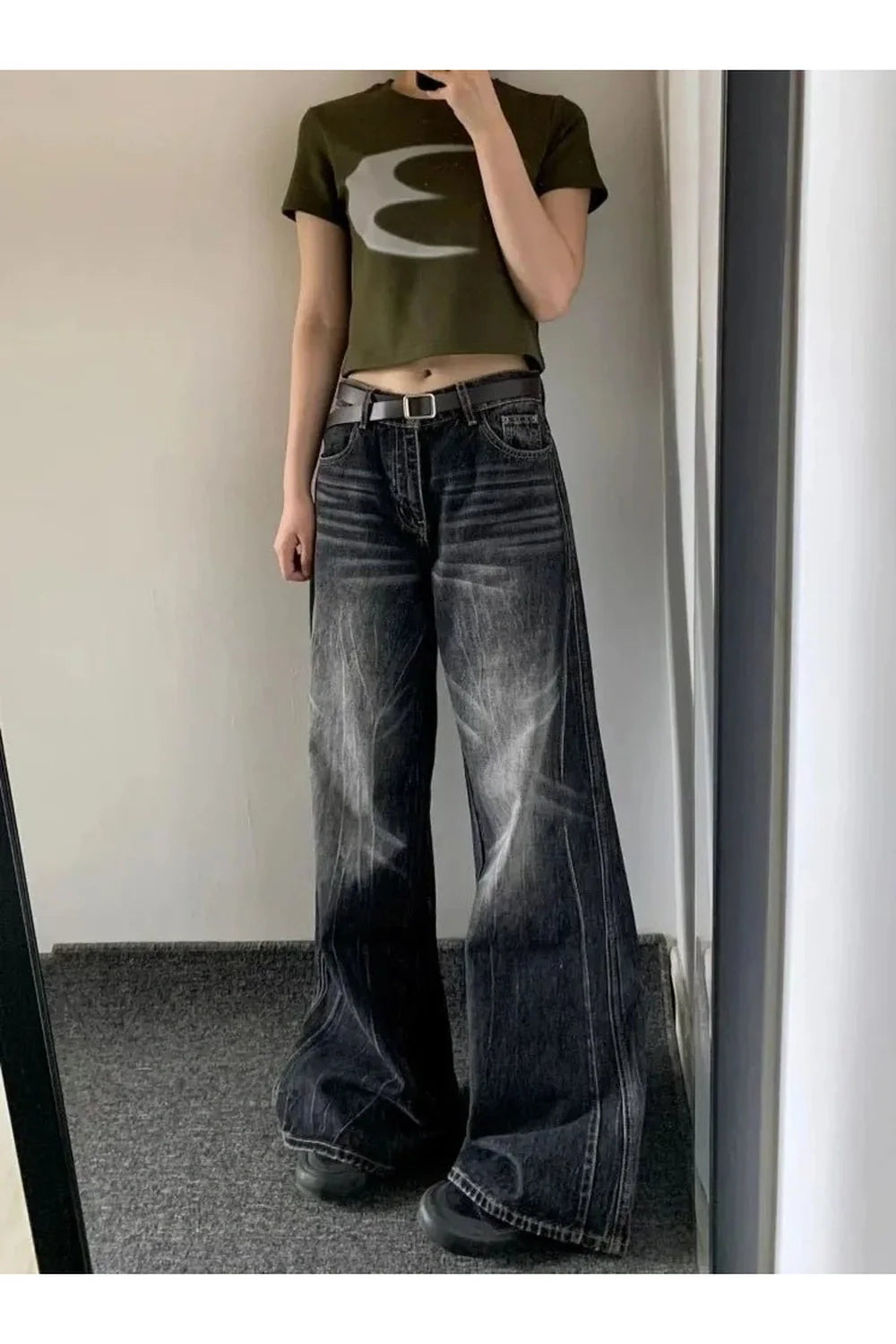 Sonbahar esintileriyle yırtık detaylı vintage kot pantolon.
