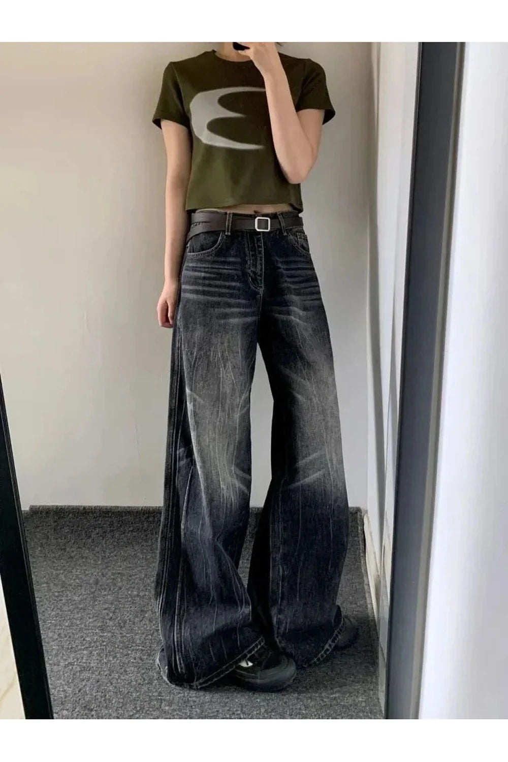 Sonbahar havasında eski moda geniş paça kot.