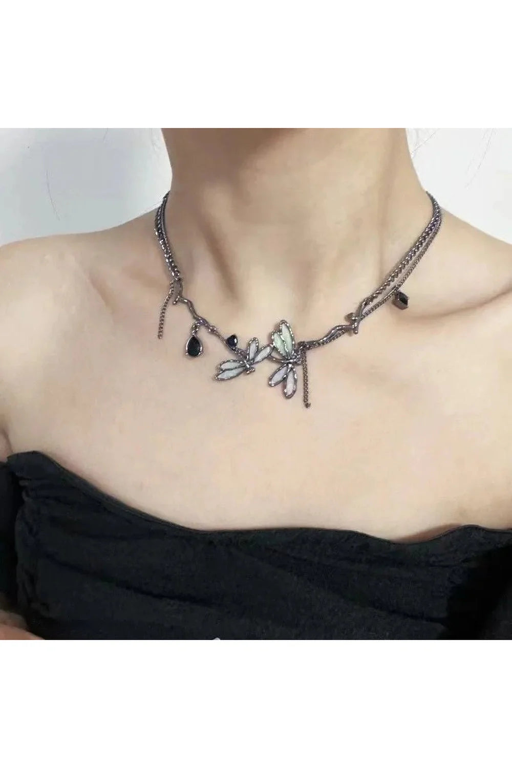 Büyüleyici Yusufçuk Gotik Choker, güçlü bir görünüm sunar.