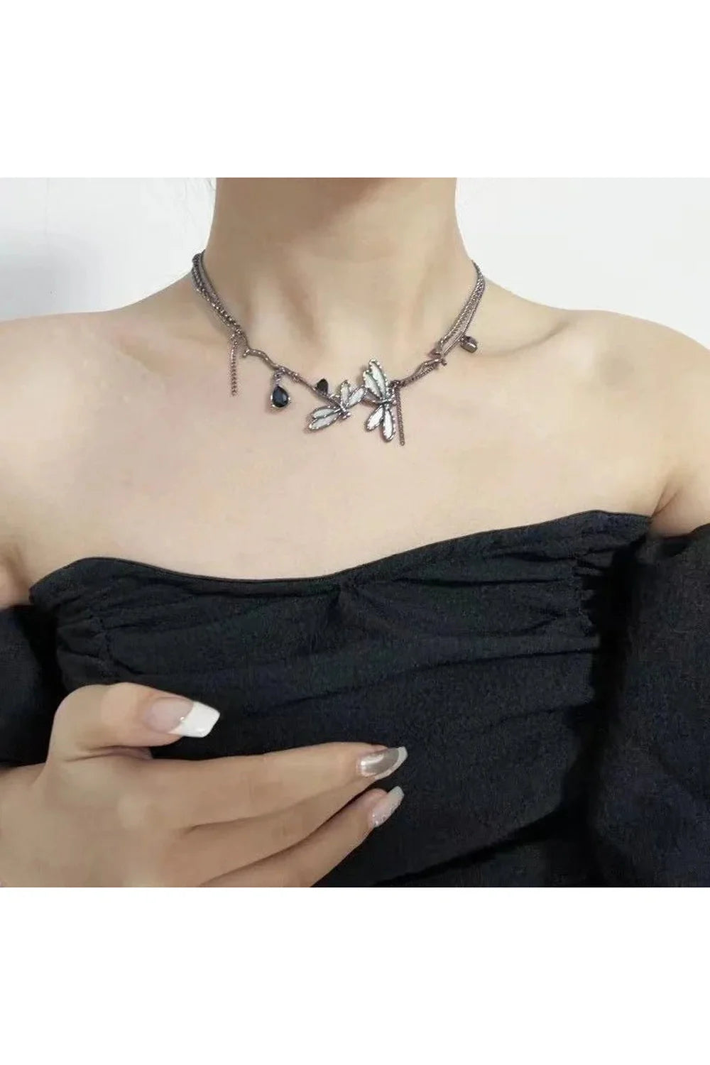 Büyüleyici Yusufçuk Gotik Choker, vintage tarzıyla dikkat çekiyor.