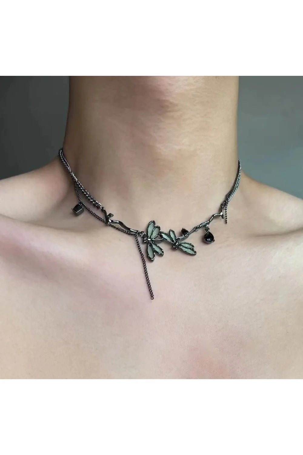 Büyüleyici Yusufçuk Gotik Choker, gizemli bir hava sunuyor.