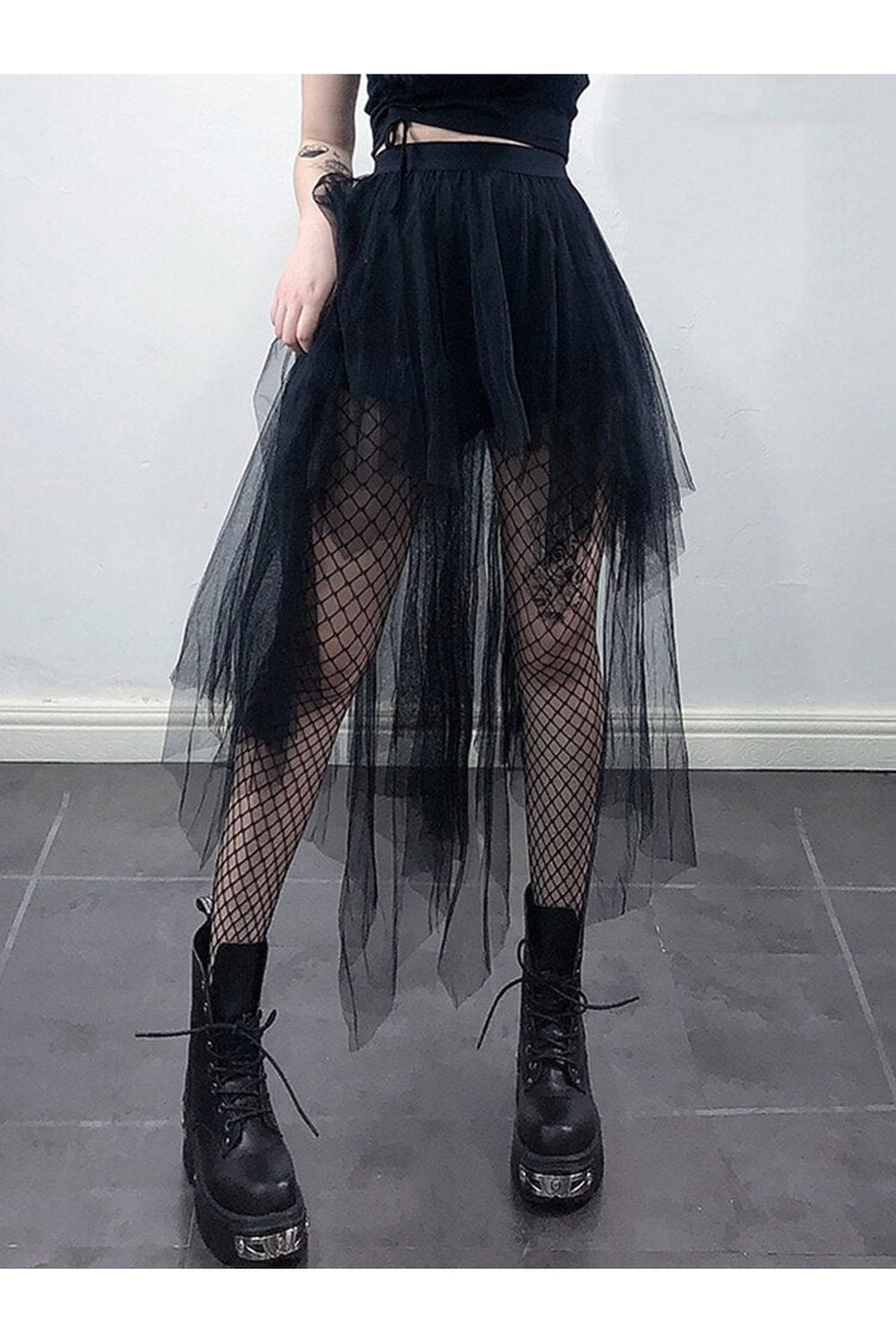 Gotik tarzda desenli file etek kombinlerinize şıklık katıyor.