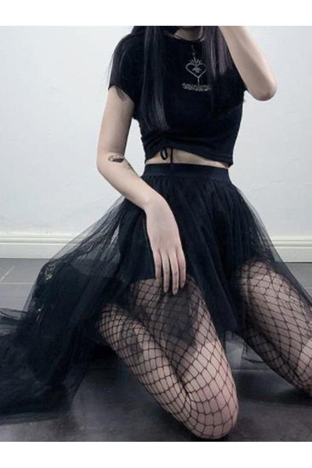 Gotik desenli file detaylarıyla şık bir etek.