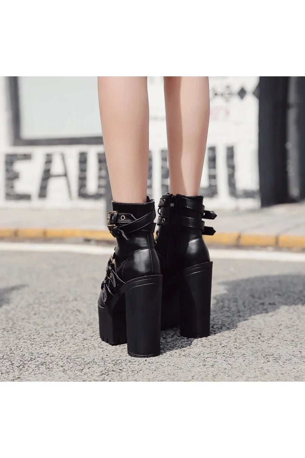 Gotik tarzıyla öne çıkan kadın bot modeli.