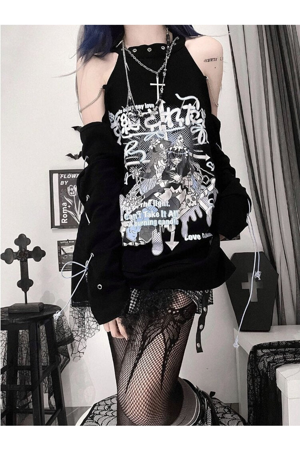 Gotik tarzda bandaj detaylı düşük omuzlu tişört.