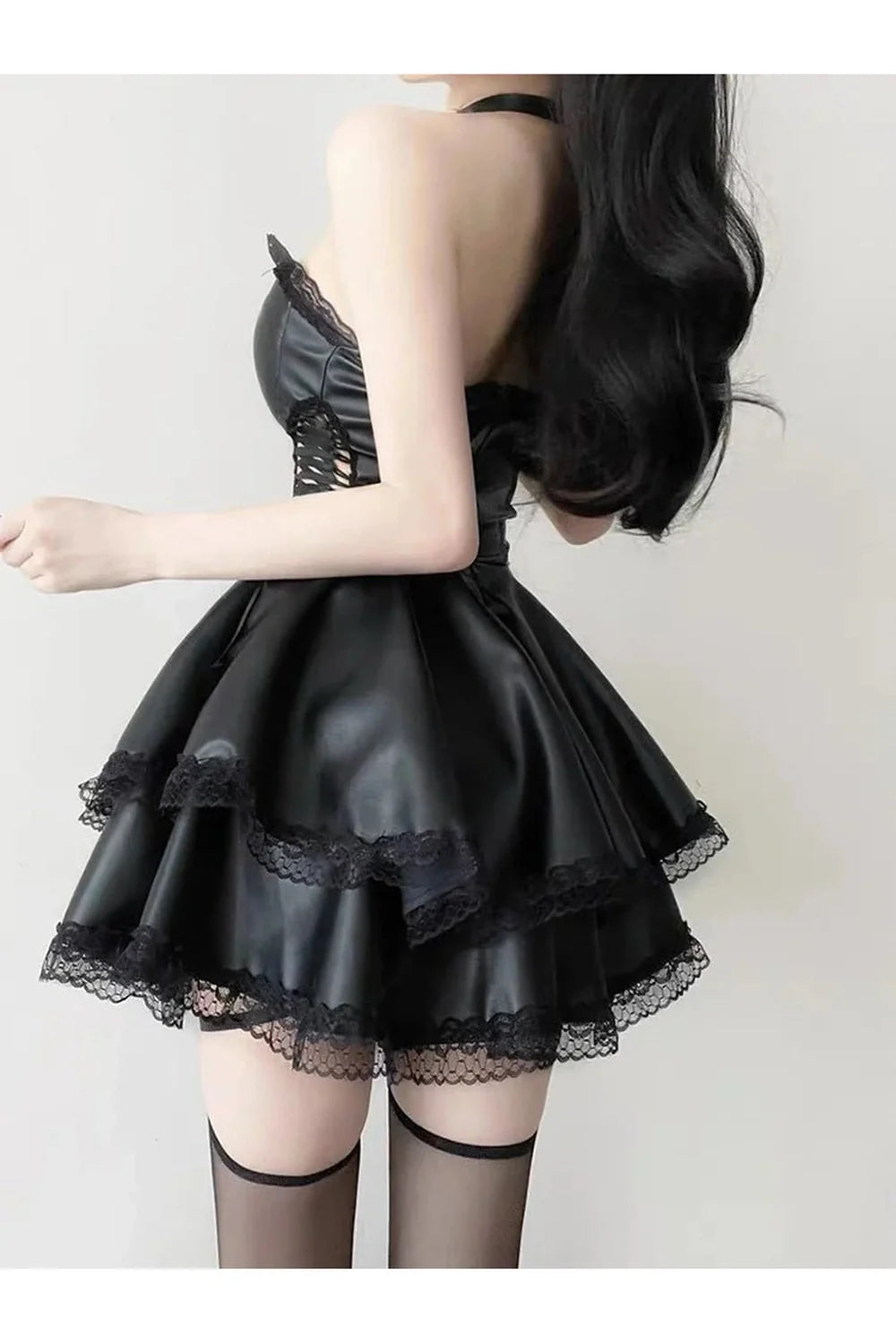 Gotik tarzıyla öne çıkan siyah bağcıklı mini elbise.