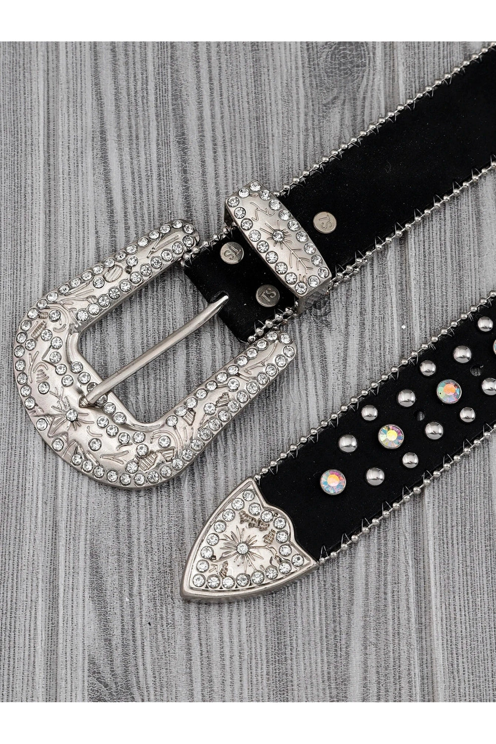 Gotik tarzda işlenmiş haç detaylarıyla kemer tasarımı.