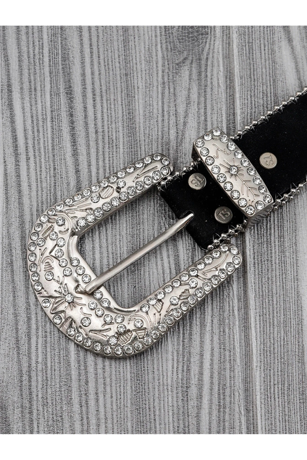Gotik tarzda işlenmiş, gösterişli Haç desenli kemer.