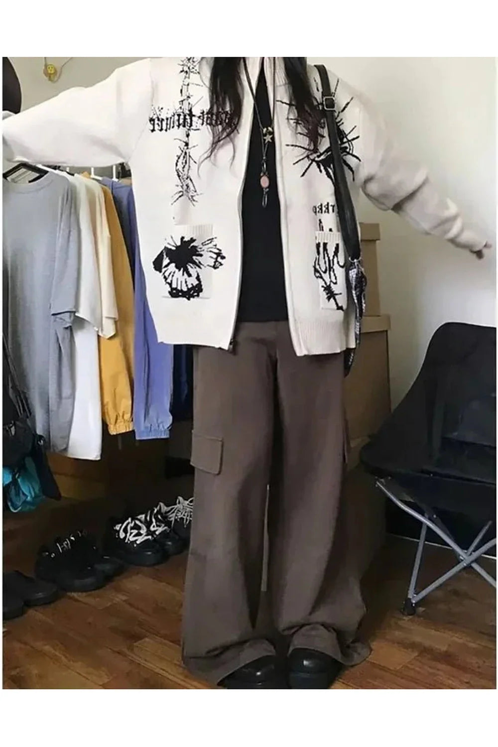 Sonbahar temasını yansıtan gotik desenli fermuarlı hırka.