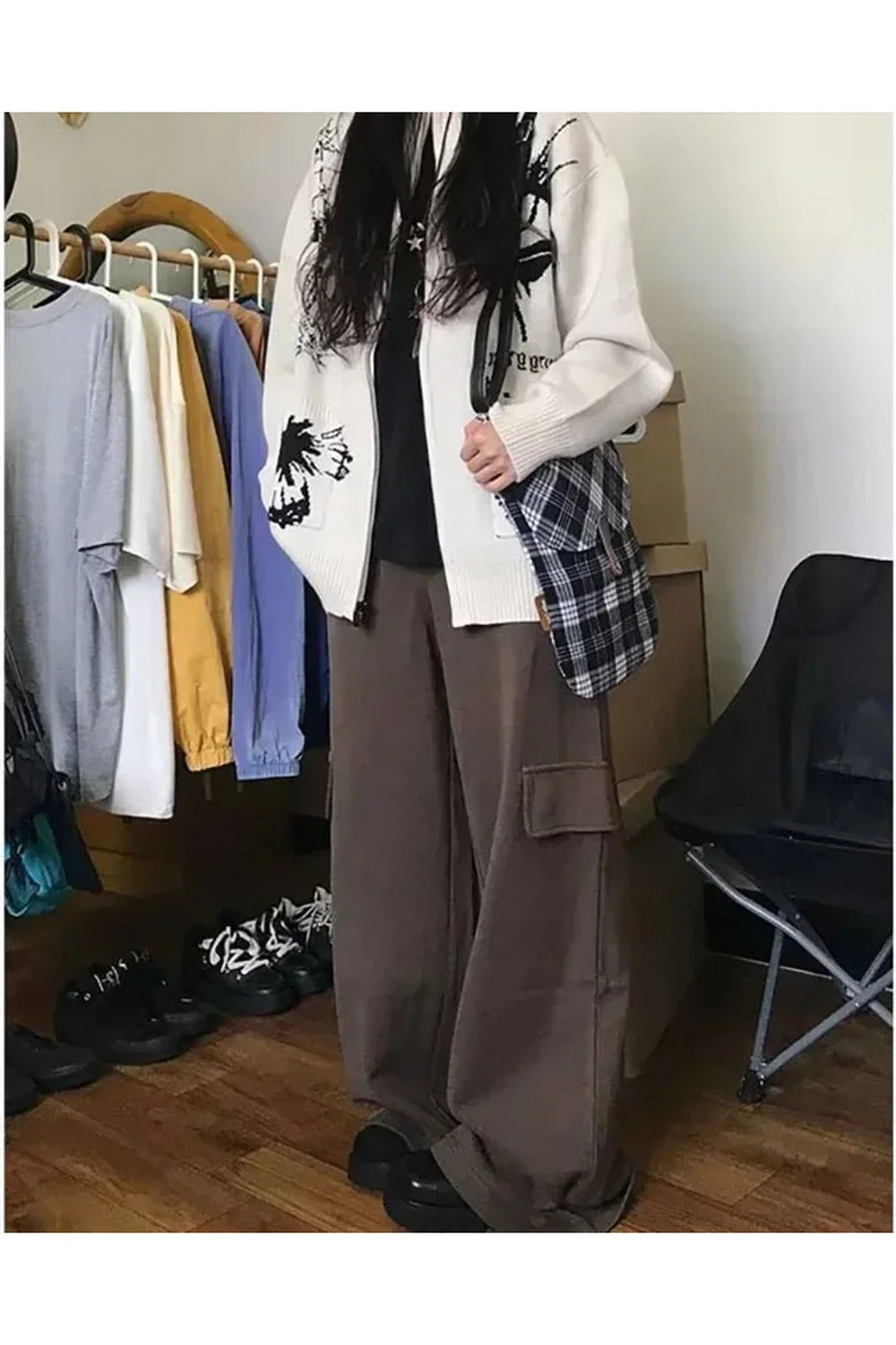 Sonbahar temalı gotik grafik desenli fermuarlı hırka modeli.