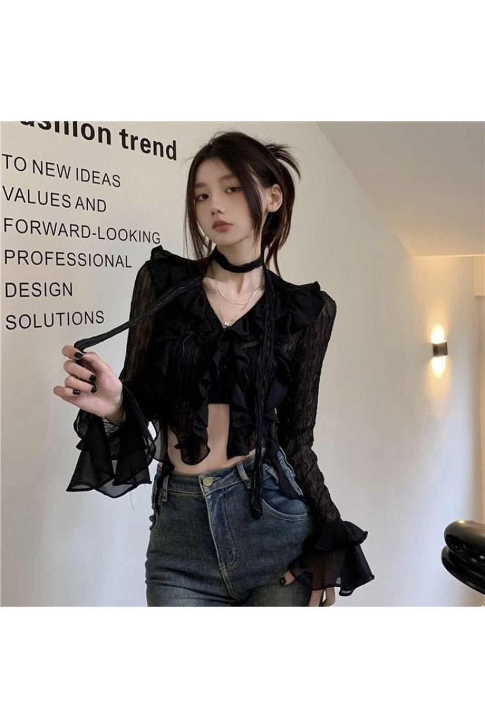 Gotik tarzıyla dantel detayları bulunan crop bluz.