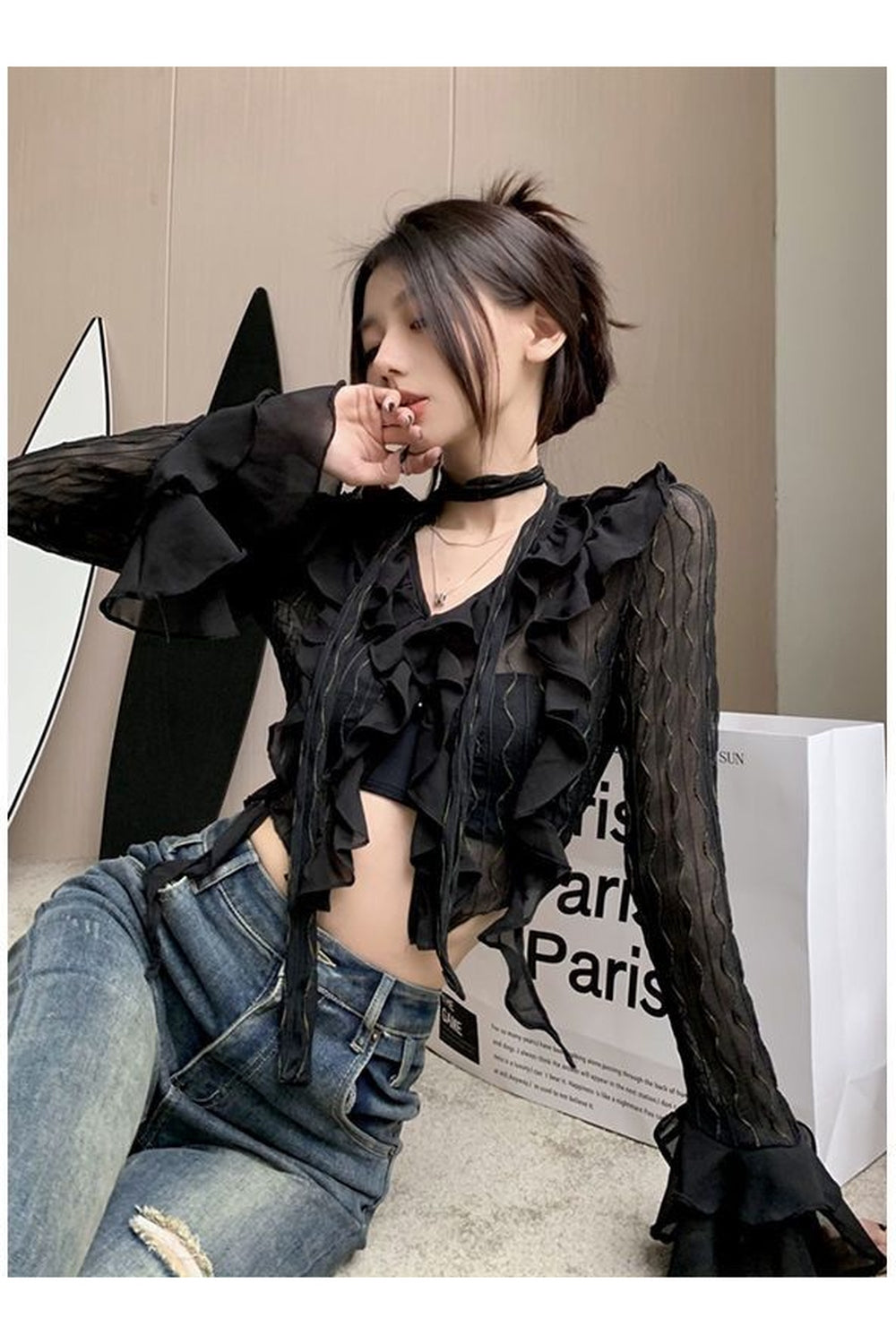 Gotik tarzıyla dikkat çeken dantel detaylı crop bluz.