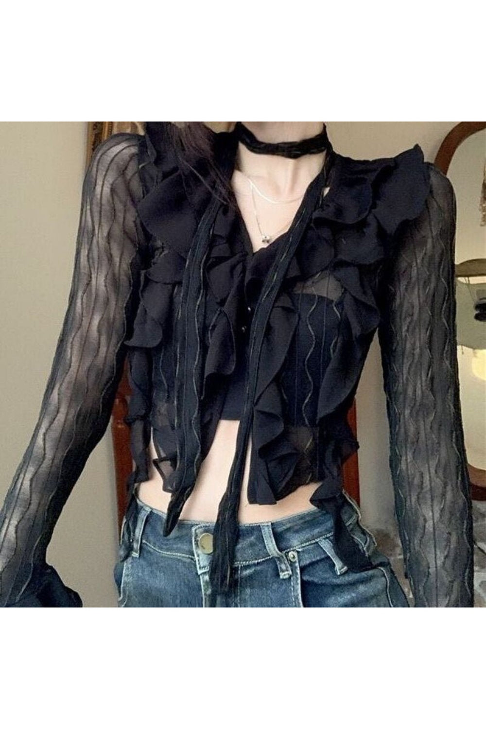 Beyaz Gotik Dantel Crop Bluz, zarif ve şık.