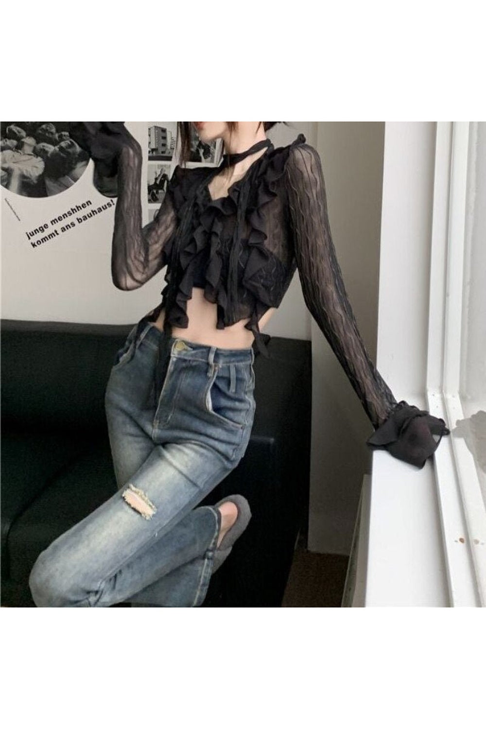 Gotik tarzıyla öne çıkan dantel detaylı crop bluz.