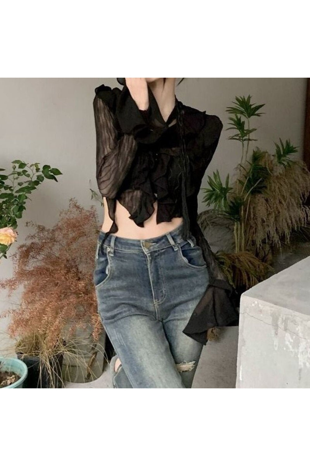 Gotik tarzda dantel detaylı crop bluz.