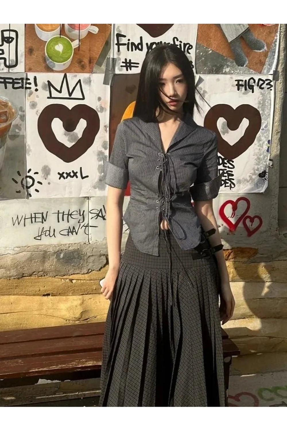 Gotik tarzıyla öne çıkan çizgili bluz modeli.