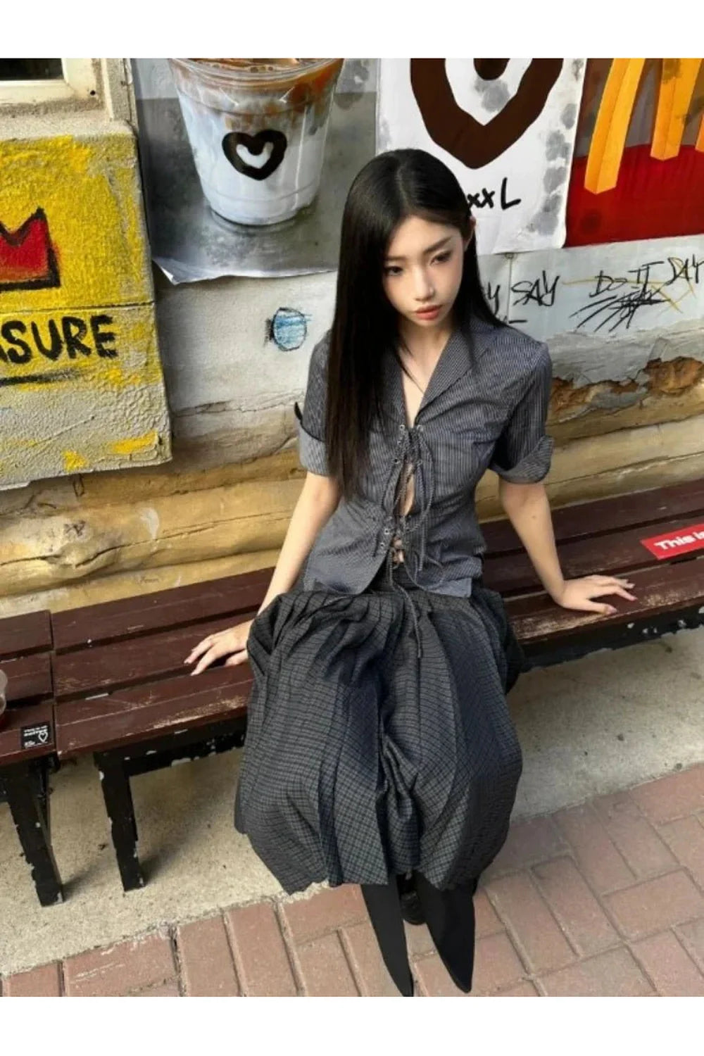 Gotik tarzı yansıtan bağcıklı çizgili bluz.