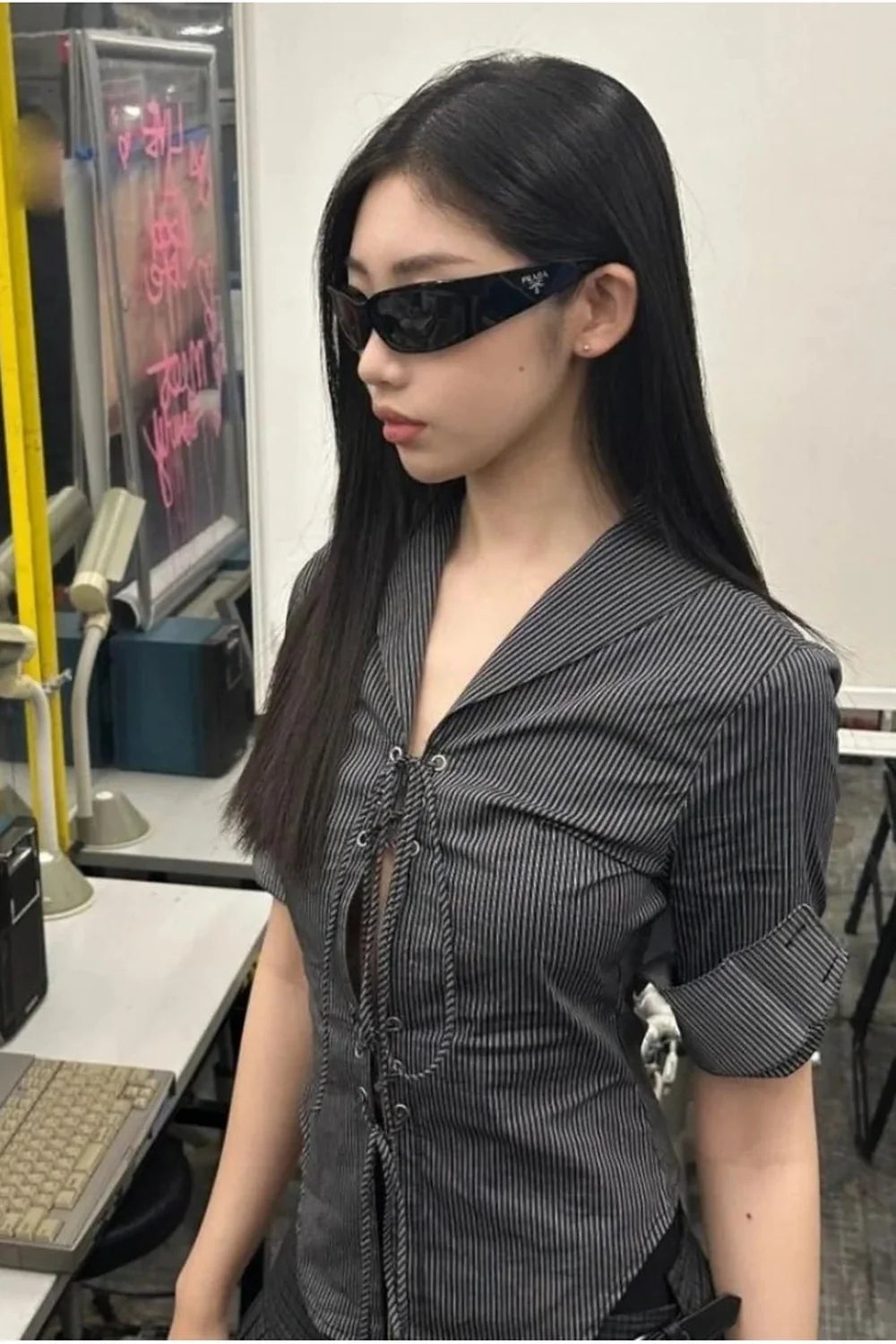 Gotik tarzda bağcıklı detaylara sahip çizgili bluz.