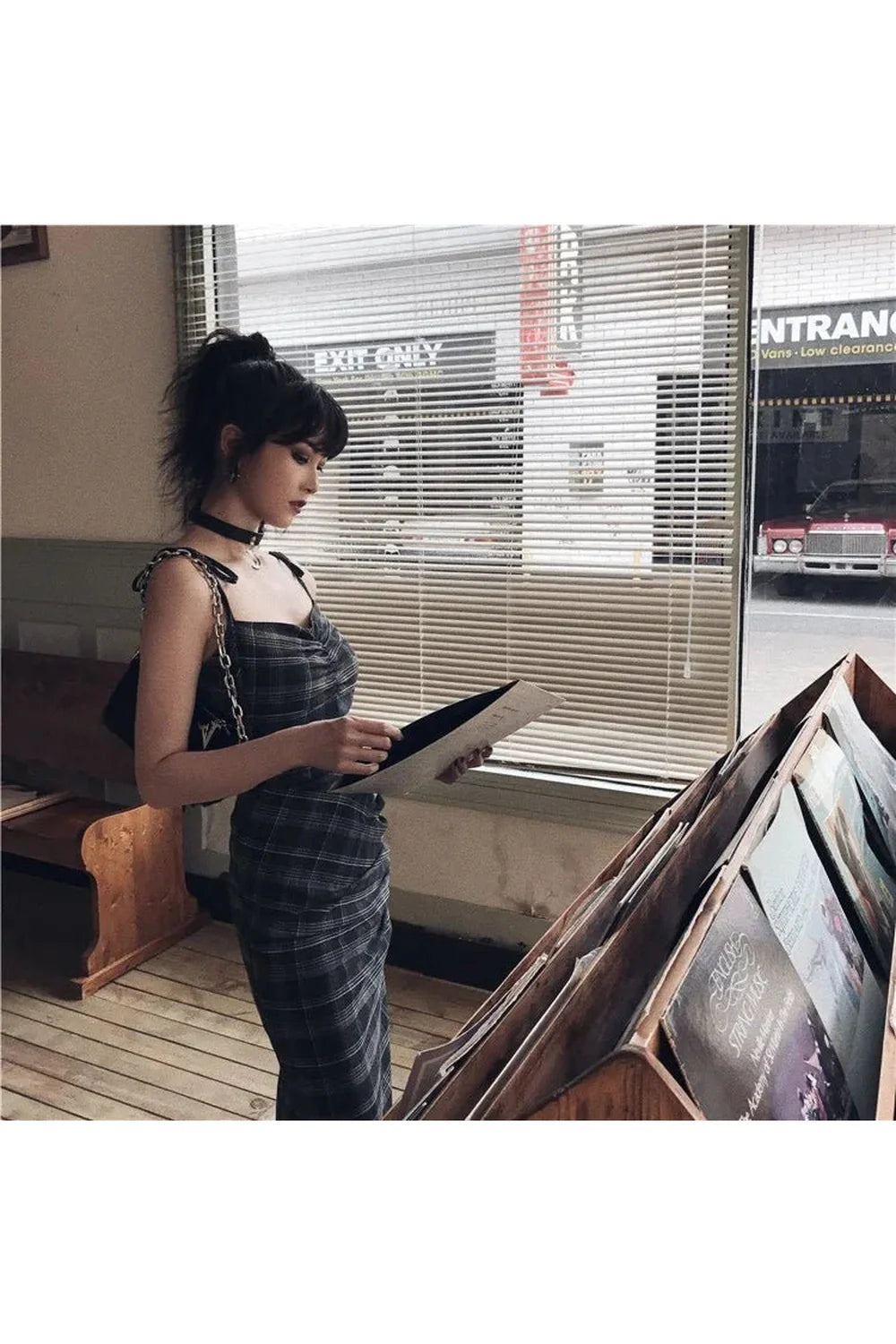 Gotik tarzıyla öne çıkan V yaka halter elbise.