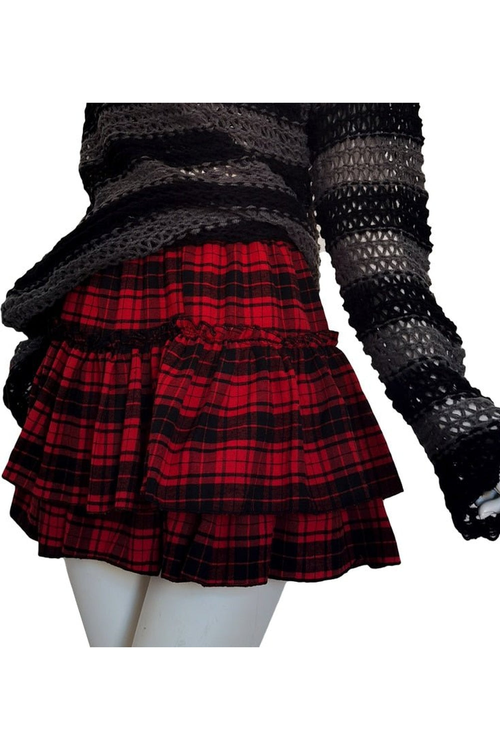 Gotik tarzda fırfırlı detaylara sahip lastikli etekler.