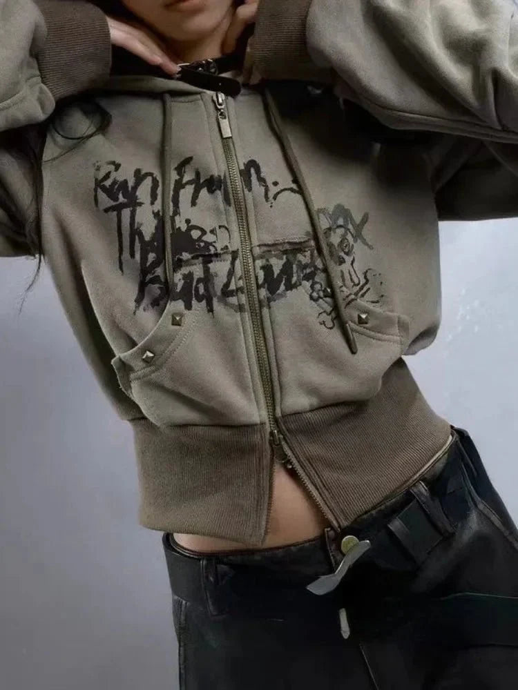 Koyu tonlu grunge grafik desenli kısa fermuarlı hoodie.
