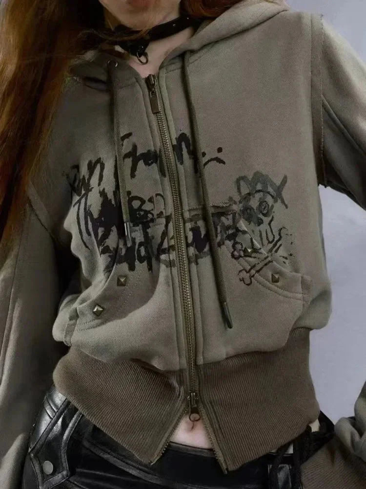 Grunge grafiklerle süslenmiş kısa fermuarlı hoodie.