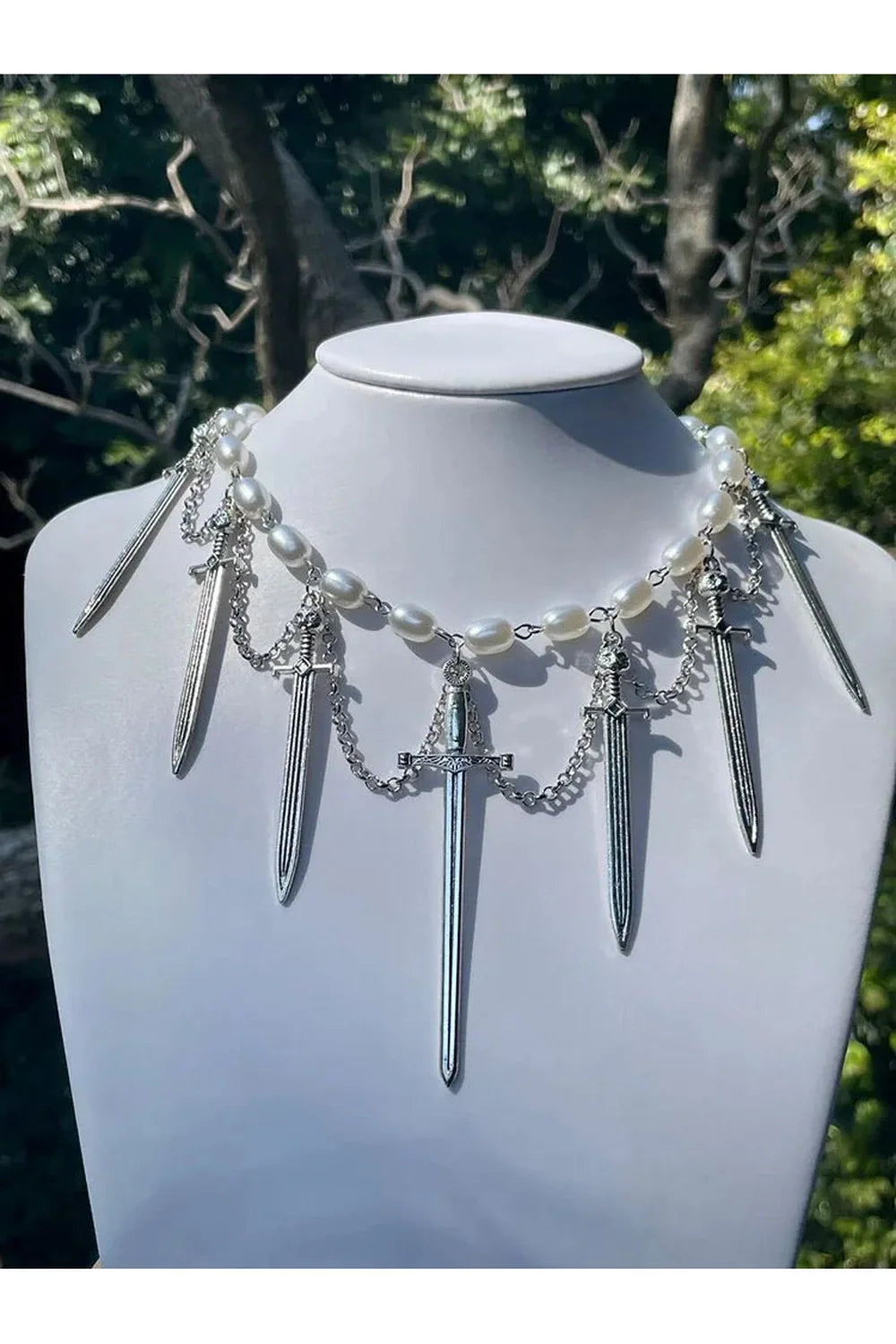 Beyaz incilerle işlenmiş zarif bir choker kolye.