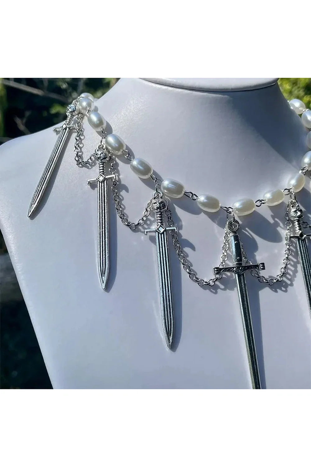 Elegant şövalye Onuru inci Choker, zarafeti yansıtan incilerle.