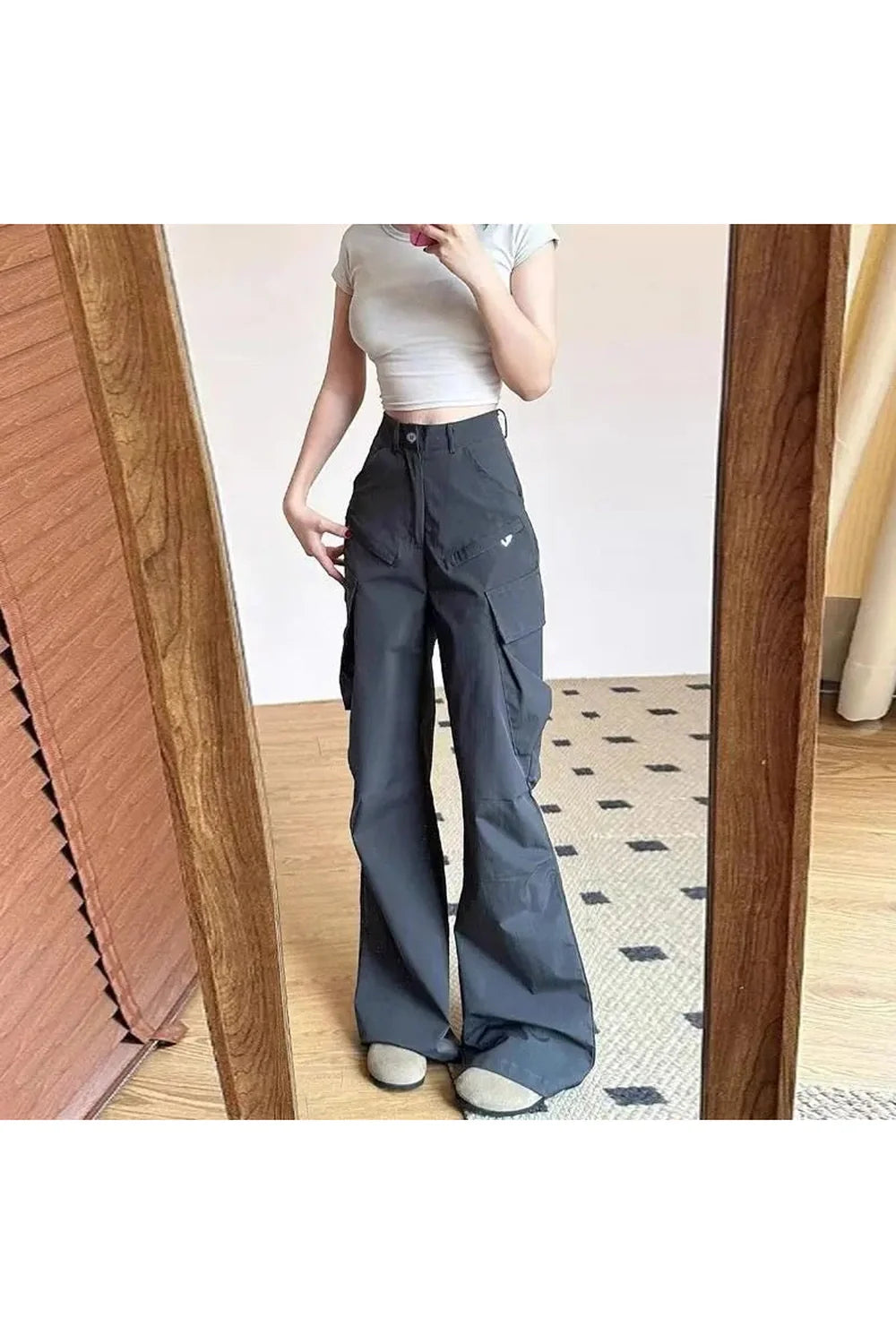 Gece yarısında kargo desenli paça detaylı pantolon.
