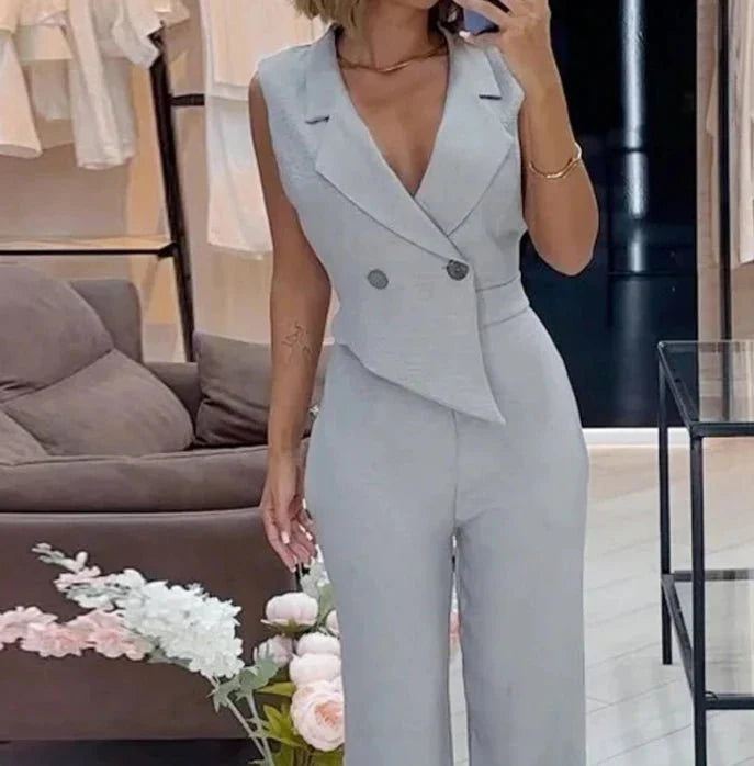 Yüksek bel ve gevşek kesimli, kolsuz zarif tulum modeli.