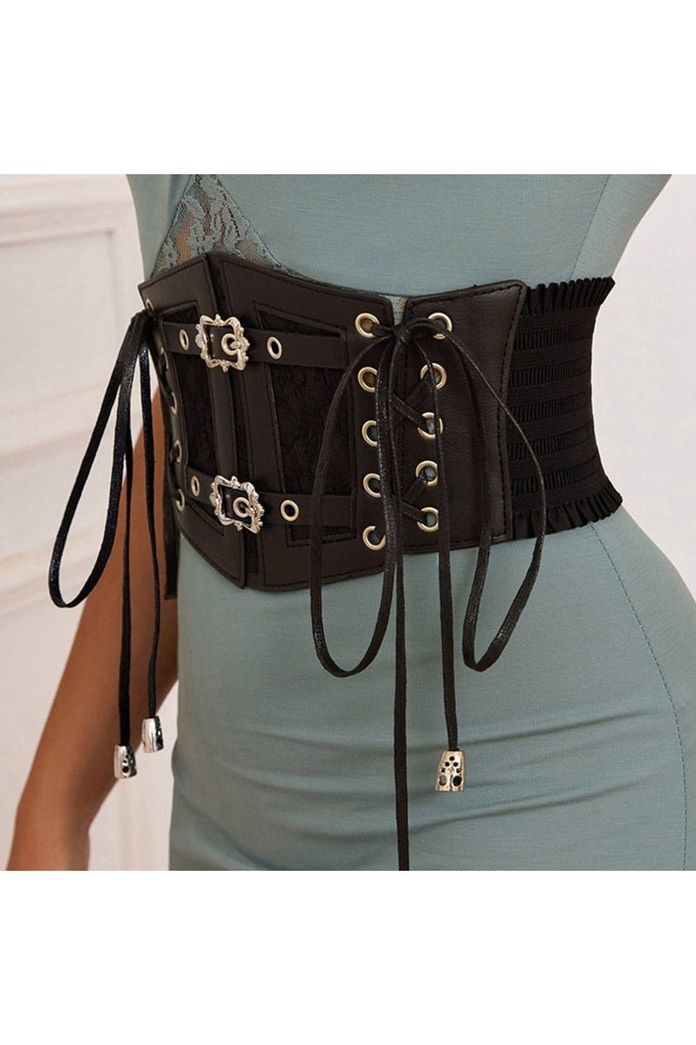 şık punk tarzı korse, cesur ve modern.