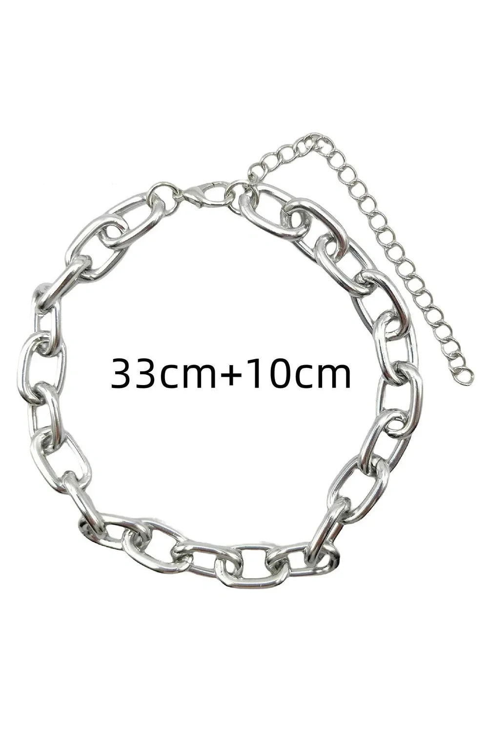 Kalın zincirli choker, punk tarzını vurgular.
