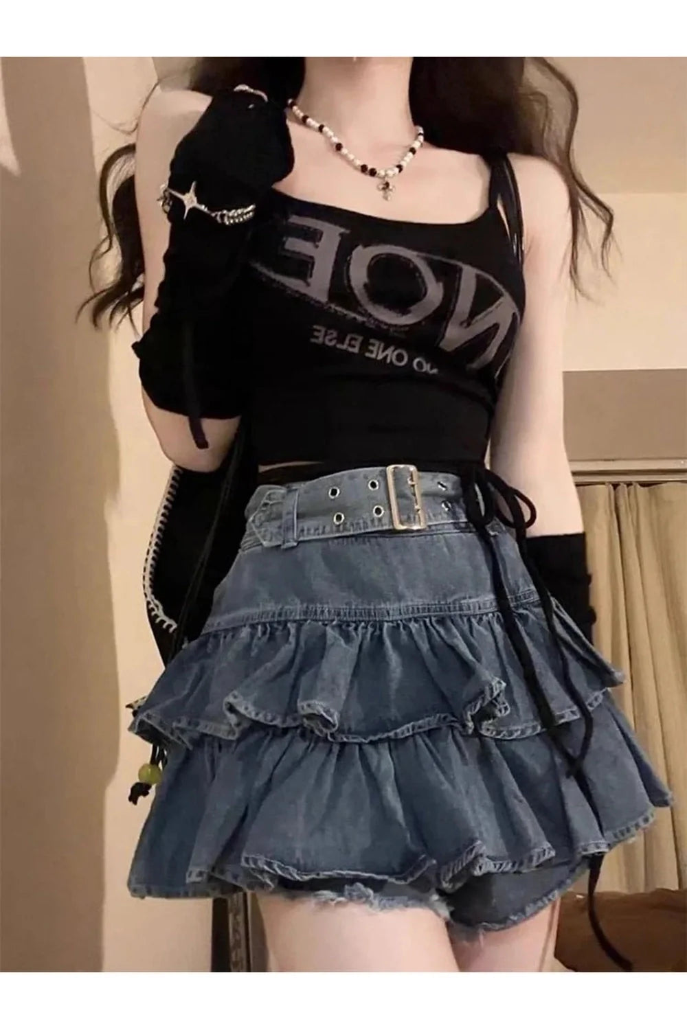 Fırfırlı detaylarıyla zarif bir denim mini etek.
