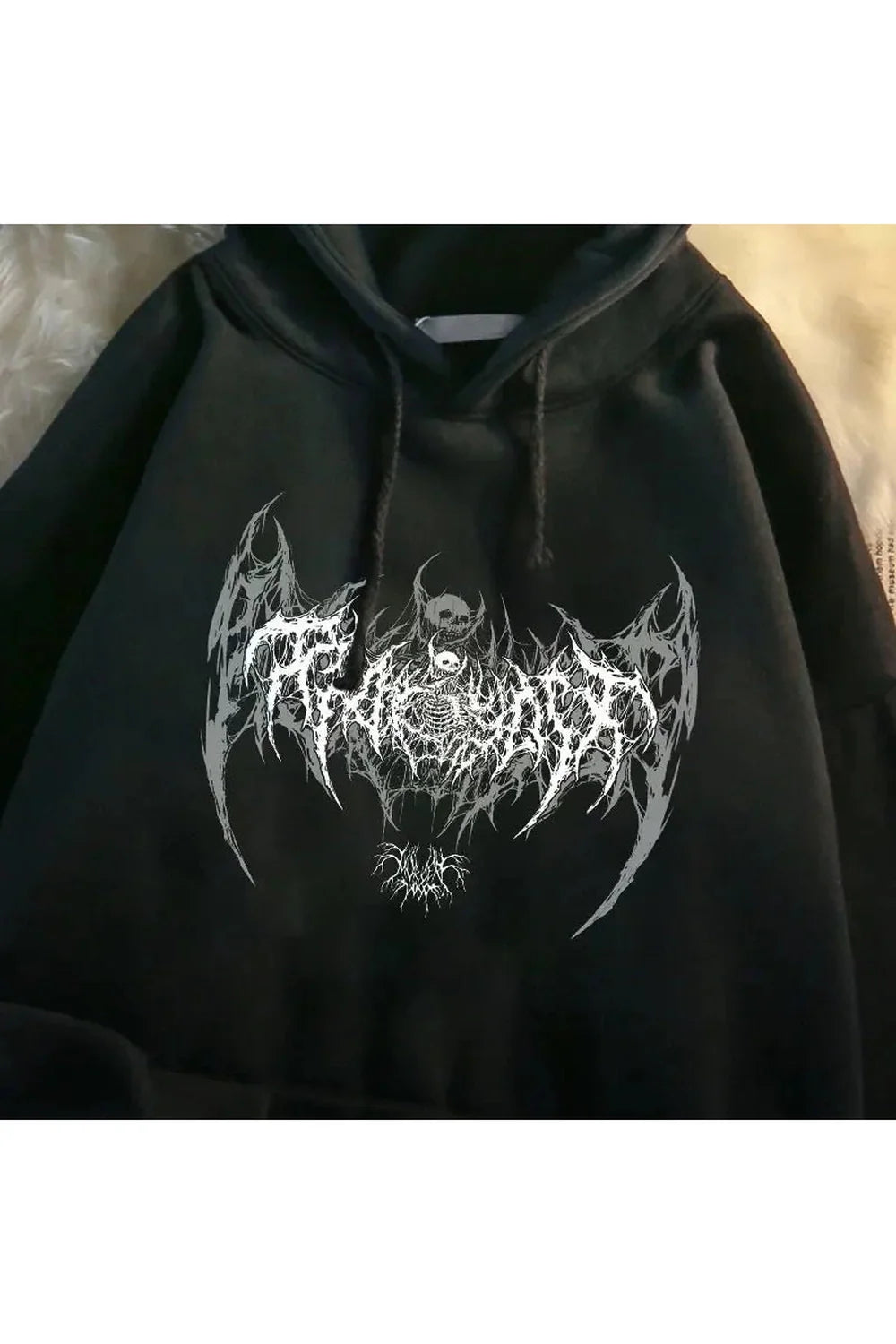 Sonbahar esintileriyle gotik tarzda uzun kollu hoodie.