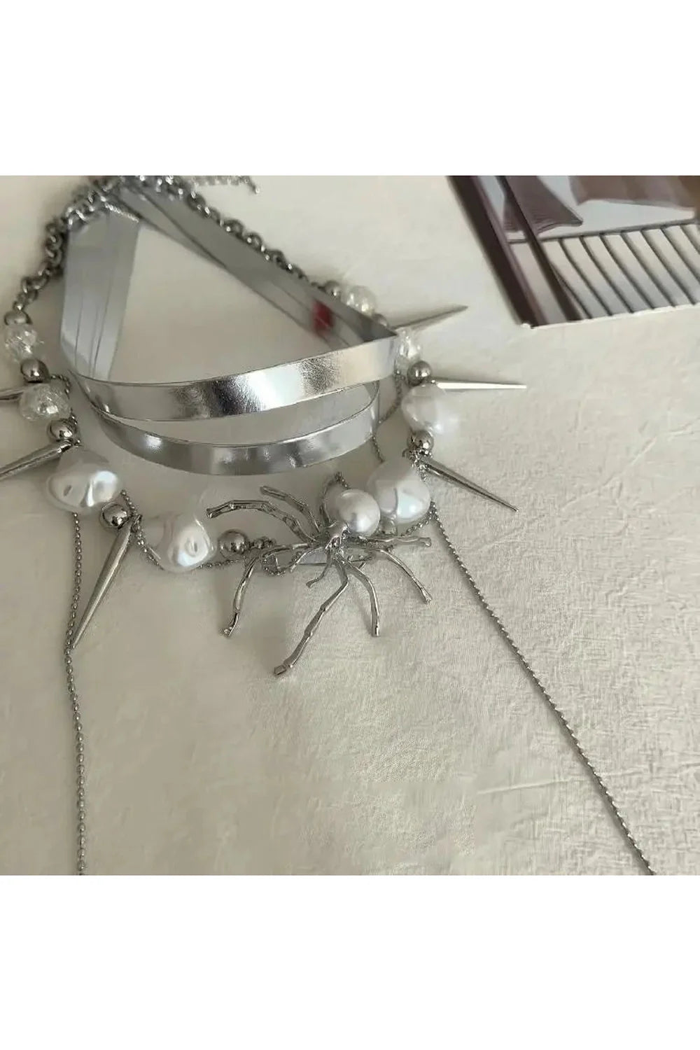 örümcek Kraliçe inci Diken Choker, zarif ve etkileyici.