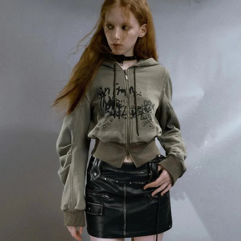 Sokak tarzı hoodie, şehirli ve modern bir görünüm.
